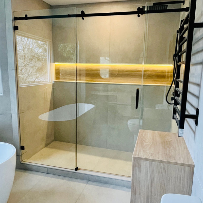 custom-sliding-shower-matte-black-aldergrove-1